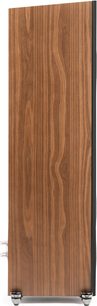 Cassa acustica a colonna Motion F20 con pannello laterale in legno a venature, vista laterale destra, piedini metallici visibili