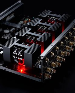Primare A35.8 sort multikanal-effektforstærker, indvendigt syn af røde og sølvfarvede elektroniske komponenter på sort baggrund
