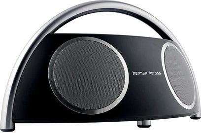 Juoda nešiojama Harman Kardon Go + Play II garso kolonėlė, rodoma iš priekio, su matomais garsiakalbiais už metalinių grotelių
