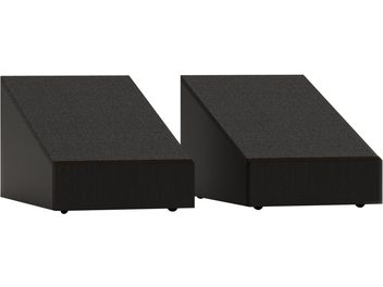 Pāris Dolby Atmos Monitor Audio Bronze AMS 7G melno skaldnieku, koka korpuss ar matu apdari un slīpi virsmu, kas pārklāta ar atbilstošu auduma režģi, viegli no sāniem skatīts no priekšas