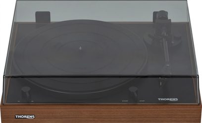 Gramofon Thorens TD 402 DD OAK 2R ve dřevě a černé barvě s uzavřeným kouřovým krytem, pohled zepředu