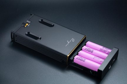 Zwarte metalen behuizing met open lade met vier roze 18650-accu’s, USB-poort aan het uiteinde, driekwartaanzicht