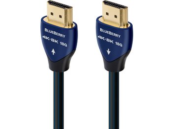 Dwa ciemnoniebieskie męskie złącza HDMI z przeciwnymi białymi strzałkami, złotymi etykietami, kabel HDMI Audioquest BlueBerry 18Gbps 4K-8K