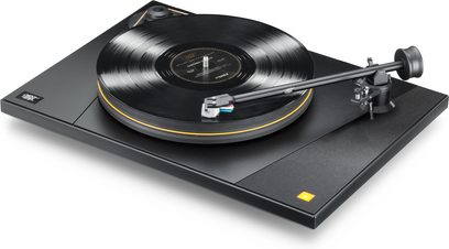 Tocadiscos Mofi Electronics UltraDeck + M negro, vista en tres cuartos, brazo de lectura y disco en su lugar