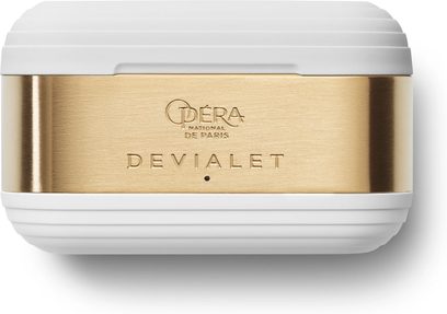 Devialet Gemini II fejhallgató Opéra de Paris, aranyozott téglalap alakú tok arculati nézetével, bevésett logóval
