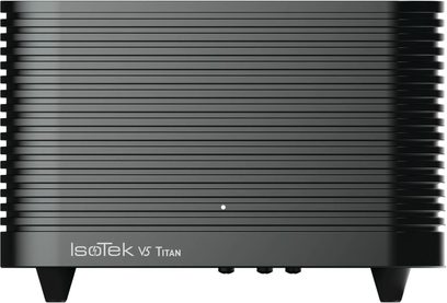 Síťový kondicionér IsoTek V5 TITAN černý, pohled zepředu, vodorovně žebrovaný povrch, kuželové nožičky, logo a text vlevo dole