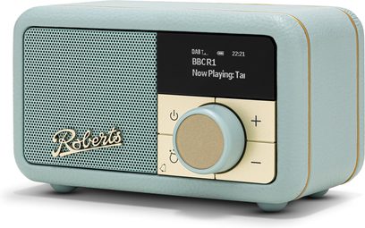 Bordradio Roberts Revival Petite 2 i lyseblå tekstureret kunstlæder, trekvart forfra set fra højre, med stor perforeret frontgrill, sort digitalt display og gylden drejeknap