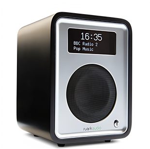 Ruark Audio R1 Mk3 digital radio, sort, frontpanel med LCD-skærm der viser "16:35 BBC Radio 2 Pop Music", set forfra