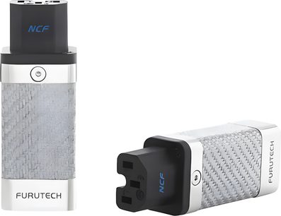 Furutech CF-C15 NCF(R) strømadapter i sølv og sort, rektangulær krop med afrundede hjørner belagt med sølvfarvet carbonfiber og kromringe, sort stikdåse med tre huller, set forfra og i perspektiv