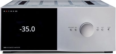 Gümüş renkli ön panele sahip Anthem STR entegre hi-fi stereo amplifikatör, LED ekran -35.0, düğmeler ve ayar tekerleği