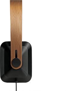 Черни hi-fi слушалки Kaiku Lite с вертикална дървесна на вид дъга, показани отпред върху зарядната си стойка