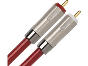 QED Reference Audio 40 RCA-lydkabler, røde og gråmetallic, med blanke forkromede stik