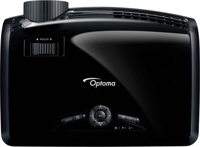 Optoma EW533ST sort videoprojektor, set forfra, linse i midten, knapper og indikatorer øverst, "Optoma"-logo i hvidt