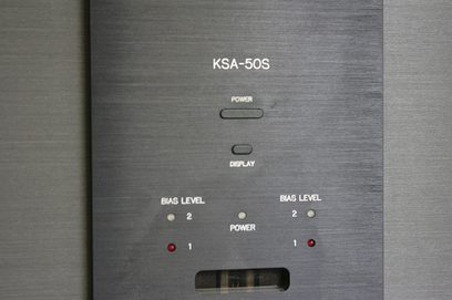 Børstet metalkontrolpanel på en Krell KSA-50S-forstærker med knapper og niveauindikatorer for bias og effekt
