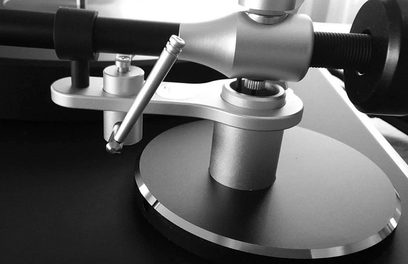 Gramofon ClearAudio Concept, zbliżenie z perspektywy 3/4 na aluminiową szczotkowaną ramię tonowe z zamontowaną wkładką