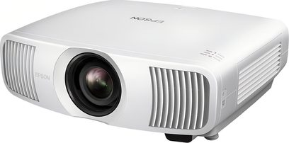 Proyector Epson EH-LS11000W blanco, vista frontal ligeramente lateral, lente centrada, rejillas de ventilación laterales