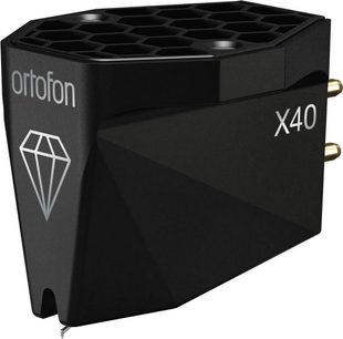 Tonabnehmer für Plattenspieler Ortofon MC X40, schwarz, aus Metall, in Dreiviertelansicht von vorne rechts, facettierter Korpus mit hexagonalem Wabenmuster auf der Oberseite, silberne ortofon-Beschriftung und Diamantlogo auf der Vorderseite, X40-Markierung an der rechten Flanke, vergoldete Anschlussstifte hinten und sichtbare Abtastnadel