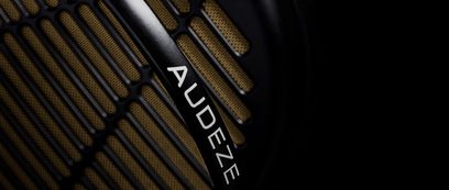 Sort metalrist med honningkammønster og hvid "AUDEZE"-skrift på sort baggrund