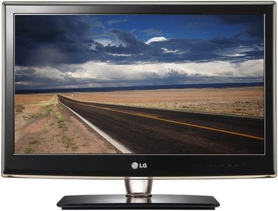 LG 32LV2500 fladskærms-TV, der viser en øde vej under en skyet himmel, set forfra på foden