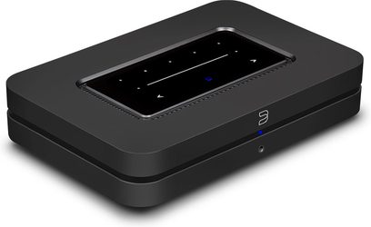 BlueSound NODE sort netværksaudioafspiller (2021), sort rektangulært kabinet, blåt LED-display, set forfra