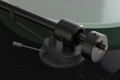 Hi-fi platenspeler Pro-Ject T1 EVO zwart gelakt met cilindrische toonarm in zwart en ronde contragewicht gemarkeerd met "83"