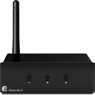 Síťový audio přehrávač Pro-Ject Stream Box E černý, pohled zepředu se svislou anténou a třemi tlačítky na přední straně