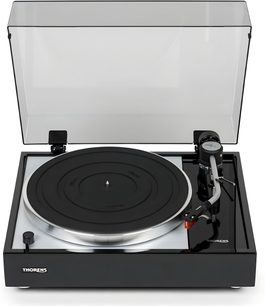 Fekete, lakkozott Thorens TD 1500 hi-fi lemezjátszó elölről nézve, nyitott fedéllel, fekete tányérral és ezüstszínű hangkarral
