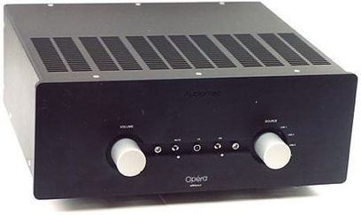 Stereo hi-fi forstærker Audiomat Opera sort, frontpanel med drejeknapper og ventilationsgitter, set forfra