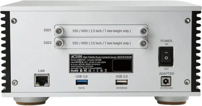 Aurender ACS100 sølvfarvet, set bagfra med SSD-båse, LAN- og USB-porte, afbryder og strømforsyning
