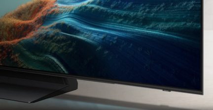 Sort buet widescreen-tv med central fod og nærbillede af blåt undervandsmotiv