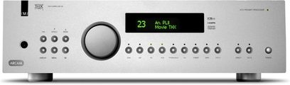 Arcam FMJ AV9 sølvfarvet audio-video-forstærker, set forfra, med knapper, drejeknap, display og stik på forsiden