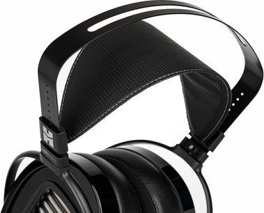 Sluchátka Hifiman Arya s otevřenou konstrukcí, odhalená, černý perforovaný oblouk, kulaté černé polštářky, viditelná kovová mřížka