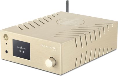 Integrovaný stereo hi-fi zesilovač Gold Note IS-10 gold, pohled ze tří čtvrtin, obdélníkový kryt, kruhový knoflík, černý displej