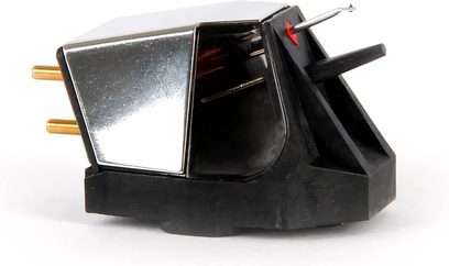 Célula Nd5 com corpo preto, elementos metálicos prateados, dois pinos dourados, vista lateral, fundo branco