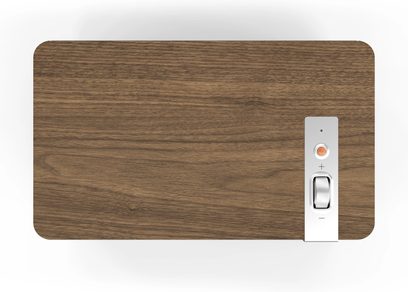 Boxă wireless conectată Klipsch The Three Plus în finisaj de nuc, vedere frontală, cu butoane de control și conectori pe partea dreaptă