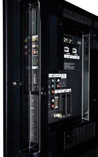 Bagpanel på TV med HDMI-, USB-, komponent-, antenne- og lydstik. Sort finish