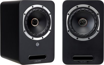 Pár reproduktorů Fyne Audio Cubitt 5 v černém laku, pohled zepředu, koaxiální reproduktor a přední bassreflex