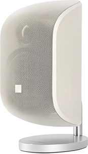 Compacte Bowers & Wilkins MT-50 luidspreker in wit, driekwartaanzicht van voren, afgeronde vorm, witte grill, ronde basis