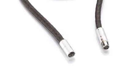 Sort flettet XLR-lydkabel med sølvfarvede 3-bens XLR-han- og hunstik