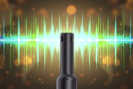 Czarny mikrofon typu crayon widziany z przodu z kolorowymi falami dźwiękowymi w tle do nagrywania audio