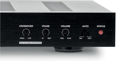 Focal 100 IWSUB8 Siyah Amplifikatör, kontrol panelinin yakın çekim ön görünümü, düğmeler ve göstergelerle
