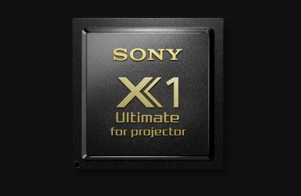 Videoprocesor Sony X1 Ultimate pro projektor, černé čtvercové pouzdro se zlatými nápisy, pohled zepředu