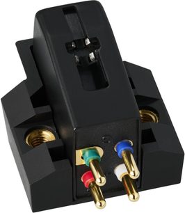 Audio Technica AT-VM510xCB pickup i mat sort plast, set bagfra i trekvart vinkel, trapezformet krop med centralt vindue, fire guldbelagte farvekodede stifter og to gevindindsatser på siderne