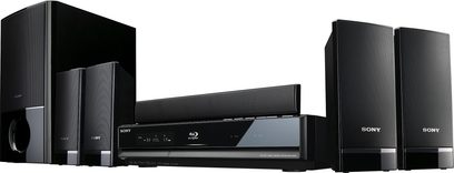 Sony BDV-E300 hjemmebiografsystem bestående af en Blu-ray-afspiller, to gulvhøjtalere, to kompakte højttalere og en basrefleksboks, alt i sort farve