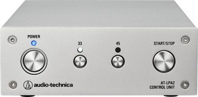 Rektangulært sølvfarvet kontrolpanel i børstet aluminium Audio Technica AT-LPA2 til hi-fi pladespiller, set forfra, med to store metal drejeknapper, to små 33/45-vælgere, en blå indikatorlampe og hjørneskruer
