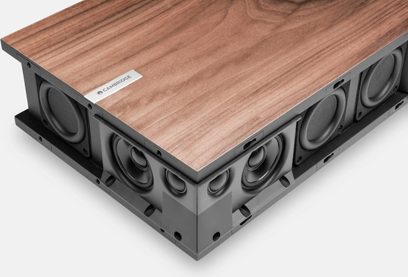 Бездротова підключена колонка Cambridge Audio EVO ONE, вид під кутом, верхня частина з дерева, боки з кількома чорними динаміками