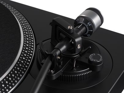 Audio Technica AT-LP120XBTUSB sort pladespiller, nærbillede af tonearmen med pickup og modvægt