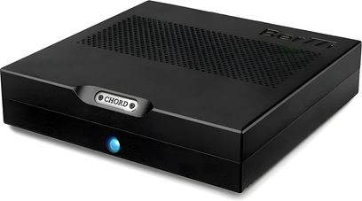 Zesilovač Chord BerTTi černý, černá matná obdélníková skříň, perforovaný kryt na vrchní straně, přední panel s modrým tlačítkem a indikátorem