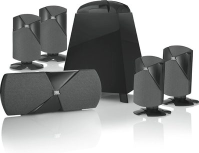Pack d'enceintes compactes JBL Cinema 300 noires, 5 satellites et 1 caisson de basses, vues de face sur fond blanc