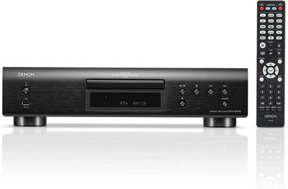 Denon DCD-900NE musta CD-soitin, etunäkymä, sininen näyttö, hopeiset painikkeet ja säätönuppi, musta etupaneeli